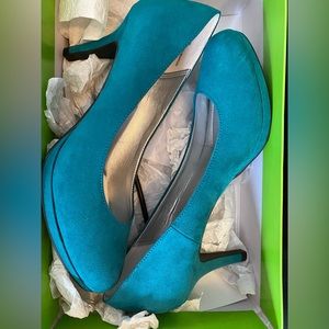 Turquoise suede pumps
